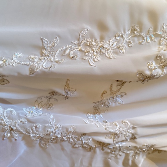 David’s Bridal NWT A line Chiffon Split Front Overlay Wedding Dress STYLE# V9010 - Picture 5 of 16